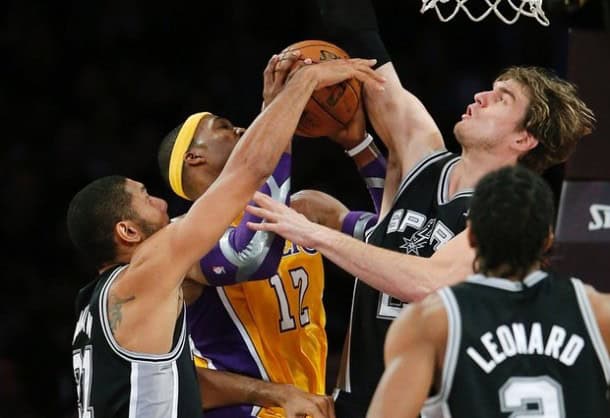 Spurs cofnęli się w tym sezonie do czasów, gdy wystawiali w piątce dwoch 7-footerów